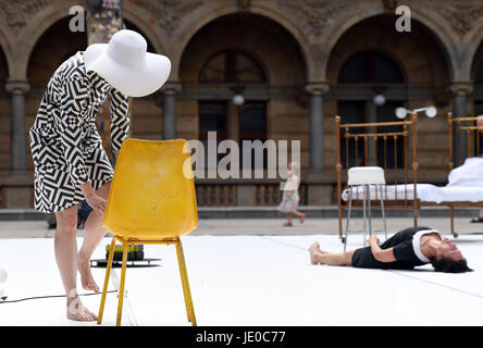 Prague, République tchèque. 22 Juin, 2017. Élan trente heures spectacle de danse par Mirenka Cechova (white hat) et Sabine Seume, inspiré par Japonais Butoh Dance Theatre, lieu au Théâtre National piazzeta, Prague, République tchèque, le jeudi 22 juin 2017. Credit : Katerina Sulova/CTK Photo/Alamy Live News Banque D'Images