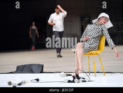 Prague, République tchèque. 22 Juin, 2017. Élan trente heures spectacle de danse par Mirenka Cechova (photo) et Sabine Seume, inspiré par Japonais Butoh Dance Theatre, lieu au Théâtre National piazzeta, Prague, République tchèque, le jeudi 22 juin 2017. Credit : Katerina Sulova/CTK Photo/Alamy Live News Banque D'Images