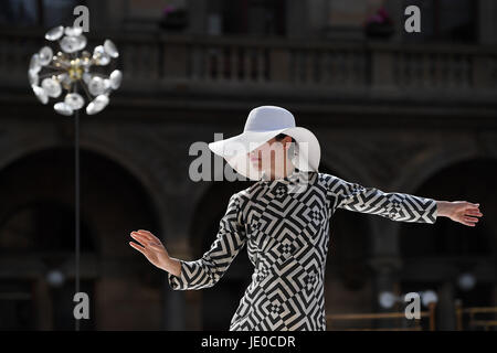 Prague, République tchèque. 22 Juin, 2017. Élan trente heures spectacle de danse par Mirenka Cechova (photo) et Sabine Seume, inspiré par Japonais Butoh Dance Theatre, lieu au Théâtre National piazzeta, Prague, République tchèque, le jeudi 22 juin 2017. Credit : Katerina Sulova/CTK Photo/Alamy Live News Banque D'Images