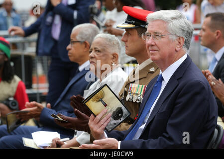 Londres, Royaume-Uni. 22 Jun, 2017. Le secrétaire d'État à la défense Sir Michael Fallon et la Baronne Howells de St Davids (r pour l). Un mémorial en hommage à l'Afrique et des Caraïbes deux millions de militaires et de femmes qui ont servi dans la Première Guerre mondiale et la seconde guerre mondiale, est dévoilée à Windrush Square, Brixton, dans le sud de Londres. Credit : Dinendra Haria/Alamy Live News Banque D'Images