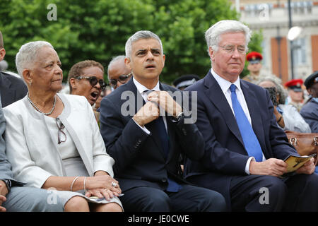 Londres, Royaume-Uni. 22 Jun, 2017. Le secrétaire d'État à la défense Sir Michael Fallon, le maire de Londres, Sadiq Khan et la Baronne Howells de St Davids (r pour l). Un mémorial en hommage à l'Afrique et des Caraïbes deux millions de militaires et de femmes qui ont servi dans la Première Guerre mondiale et la seconde guerre mondiale, est dévoilée à Windrush Square, Brixton, dans le sud de Londres. Credit : Dinendra Haria/Alamy Live News Banque D'Images