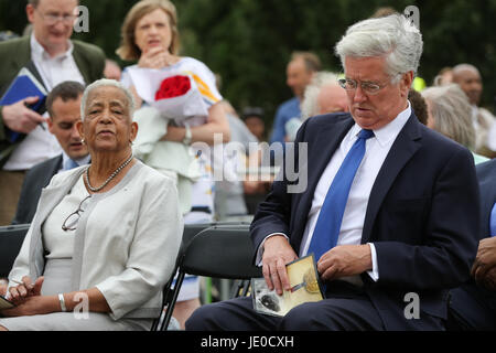 Londres, Royaume-Uni. 22 Jun, 2017. Le secrétaire d'État à la défense Sir Michael Fallon et la Baronne Howells de St Davids (r pour l). Un mémorial en hommage à l'Afrique et des Caraïbes deux millions de militaires et de femmes qui ont servi dans la Première Guerre mondiale et la seconde guerre mondiale, est dévoilée à Windrush Square, Brixton, dans le sud de Londres. Credit : Dinendra Haria/Alamy Live News Banque D'Images