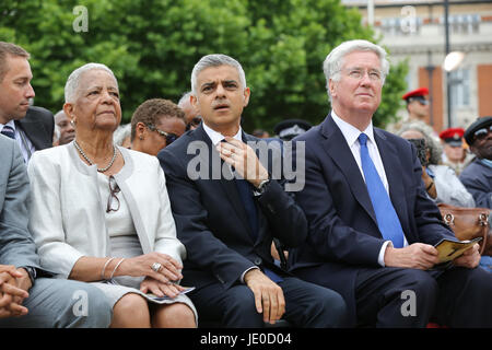 Londres, Royaume-Uni. 22 Jun, 2017. Le secrétaire d'État à la défense Sir Michael Fallon, le maire de Londres, Sadiq Khan et la Baronne Howells de St Davids (r pour l). Un mémorial en hommage à l'Afrique et des Caraïbes deux millions de militaires et de femmes qui ont servi dans la Première Guerre mondiale et la seconde guerre mondiale, est dévoilée à Windrush Square, Brixton, dans le sud de Londres. Credit : Dinendra Haria/Alamy Live News Banque D'Images