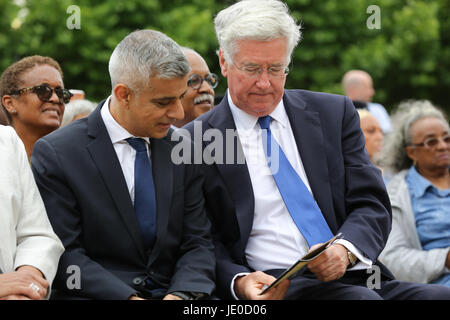 Londres, Royaume-Uni. 22 Jun, 2017. Le secrétaire d'État à la défense Sir Michael Fallon et le maire de Londres, Sadiq Khan (r pour l). Un mémorial en hommage à l'Afrique et des Caraïbes deux millions de militaires et de femmes qui ont servi dans la Première Guerre mondiale et la seconde guerre mondiale, est dévoilée à Windrush Square, Brixton, dans le sud de Londres. Credit : Dinendra Haria/Alamy Live News Banque D'Images