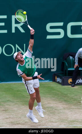 Halle, Allemagne. Jeudi 22 juin 2017. Mischa Zverev Allemagne en action contre Roger Federer de la Suisse à la 25e Gerry Weber Open à Halle. Credit : Gruffydd Thomas/Alamy Live News Banque D'Images