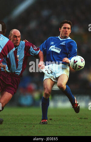 JOE-MAX MOORE & STEVE STONE EVERTON V ASTON VILLA 19 Février 2000 Banque D'Images