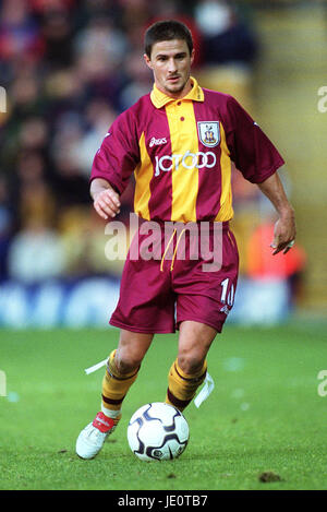 BENITO CARBONE BRADFORD CITY FC VALLEY PARADE BRADFORD BRADFORD EN ANGLETERRE 11 Novembre 2000 Banque D'Images