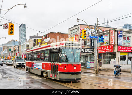 Ancien Tramway dans le quartier chinois de Toronto. Le réseau de tramway de Toronto est la plus grande et la plus fréquentée du système léger sur rail en Amérique du Nord Banque D'Images
