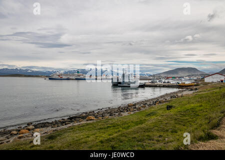 La côte et les montagnes d'Ushuaia en Patagonie - Ushuaia, Tierra del Fuego, Argentina Banque D'Images