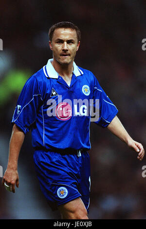 DENNIS WISE Leicester City FC OLD TRAFFORD MANCHESTER EN ANGLETERRE 17 Novembre 2001 Banque D'Images