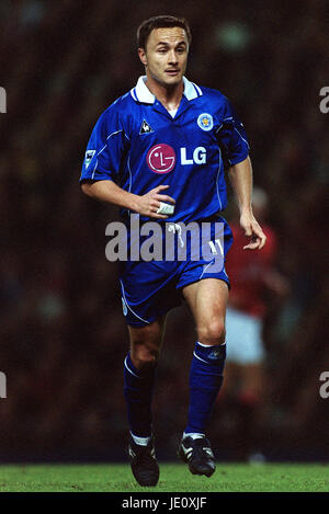 DENNIS WISE Leicester City FC OLD TRAFFORD MANCHESTER EN ANGLETERRE 17 Novembre 2001 Banque D'Images