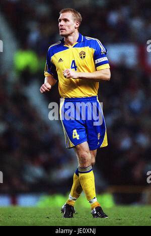 JOHAN MJALLBY SUÈDE & Glasgow Celtic FC OLD TRAFFORD MANCHESTER EN ANGLETERRE 10 Novembre 2001 Banque D'Images