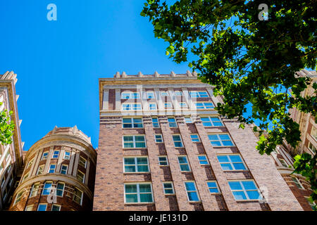 Haut de bâtiment de l'hôtel Skirvin Hilton historique montrant l'architecture, au centre-ville d'Oklahoma City, OK, États-Unis d'Amérique, construit 1910 complet avec un fantôme. Banque D'Images