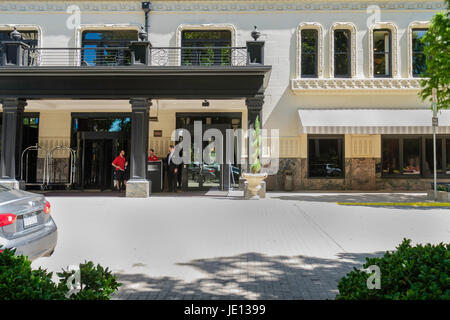 Entrée de Skirvin Hilton Hôtel historique avec concierge et service voiturier au centre-ville d'Oklahoma City, OK, États-Unis d'Amérique, construit 1910 complet avec un fantôme. Banque D'Images