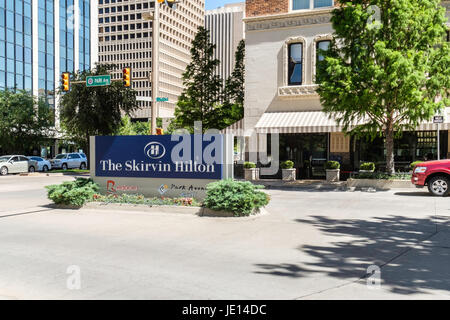 Entrée de l'hôtel Hilton Skirvin historique et inscrivez-vous au centre-ville d'Oklahoma City, OK, États-Unis d'Amérique, construit en 1910 et terminer avec un fantôme. Banque D'Images