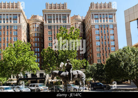 Hôtel Hilton Skirvin historique au centre-ville d'Oklahoma City, OK, États-Unis d'Amérique, construit 1910 complet avec un fantôme. Cotter tour Ranch sculpture en premier plan. Banque D'Images