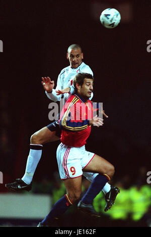 RIO FERDINAND ET URZAIZ ANGLETERRE/ESPAGNE VILLA PARK BIRMINGHAM 28 Février 2001 Banque D'Images