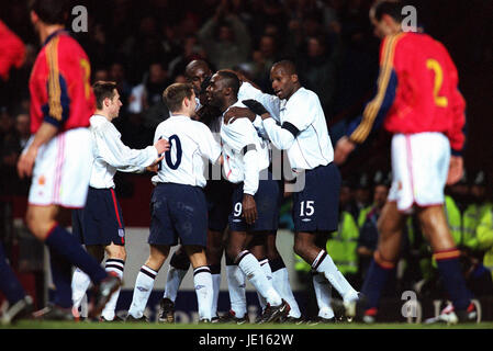 HESKEY est assailli par des coéquipiers ANGLETERRE/ESPAGNE VILLA PARK BIRMINGHAM 28 Février 2001 Banque D'Images