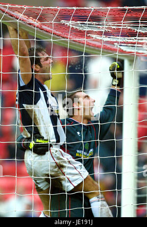 ANDY JOHNSTON & RUSSEL HOLT SUNDERLAND V WEST BROM STADIUM OF LIGHT SUNDERLAND 05 Janvier 2002 Banque D'Images