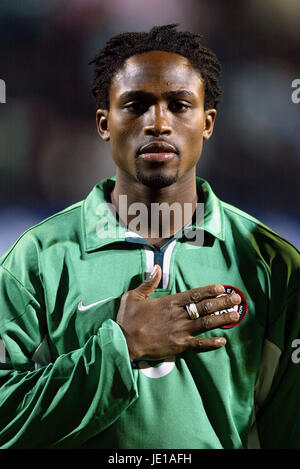 CELESTINE BABAYARO NIGÉRIA & Chelsea FC LOFTUS ROAD QPR LONDON 26 Mars 2002 Banque D'Images