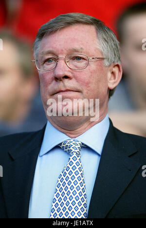 ALEX FERGUSON MANCHESTER UNITED FC MANAGER OLD TRAFFORD MANCHESTER 24 Avril 2002 Banque D'Images