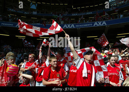 Des fans d'ARSENAL ARSENAL CÉLÉBRER v Chelsea FA Cup Cardiff Wales Millennium Stadium FINAL 04 Mai 2002 Banque D'Images