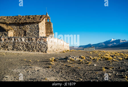 Église dans le village de Sajama, parc national de Sajama, Bolivie Banque D'Images