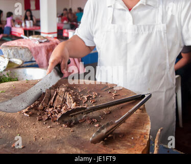 La préparation de Carne asada pour Taquero Tacoss de Rosarito Basse-californie. Le Mexique Banque D'Images