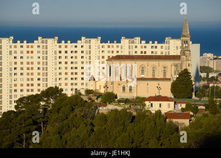 Chapelle ou église de Saint Joseph au le Redon, Marseille, ville, Mer Méditerranée et 1960 Tour moderniste Valmante Banque D'Images