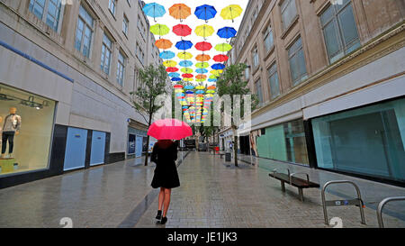 Une installation artistique appelé le projet-cadre, qui voit 200 parasols colorés suspendus au-dessus de l'allée de l'Église dans le centre-ville de Liverpool. Banque D'Images