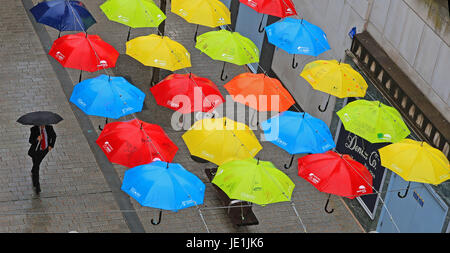 Une installation artistique appelé le projet-cadre, qui voit 200 parasols colorés suspendus au-dessus de l'allée de l'Église dans le centre-ville de Liverpool. Banque D'Images