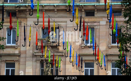 Une installation artistique appelé le projet-cadre, qui voit 200 parasols colorés suspendus au-dessus de l'allée de l'Église dans le centre-ville de Liverpool. Banque D'Images