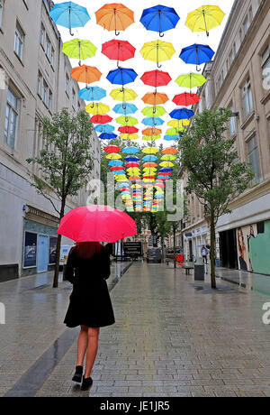 Une installation artistique appelé le projet-cadre, qui voit 200 parasols colorés suspendus au-dessus de l'allée de l'Église dans le centre-ville de Liverpool. Banque D'Images