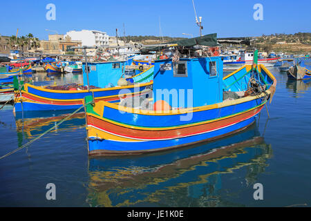 Les bateaux de pêche colorés traditionnels appelés luzzu dans le port de Marsaxlokk, Malte Banque D'Images