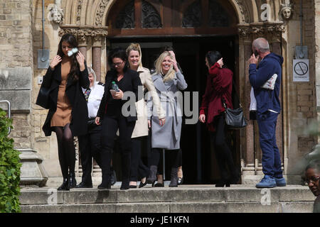 Les amis et les parents d'Arthur Collins (l'ancien petit ami de TOWIE star Fearn McCann) laisser cour après l'affaire a été reportée à octobre comprend : des amis/parents d'Arthur Collins Où : London, Royaume-Uni Quand : 22 mai 2017 Source : WENN.com Banque D'Images