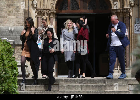 Les amis et les parents d'Arthur Collins (l'ancien petit ami de TOWIE star Fearn McCann) laisser cour après l'affaire a été reportée à octobre comprend : des amis/parents d'Arthur Collins Où : London, Royaume-Uni Quand : 22 mai 2017 Source : WENN.com Banque D'Images