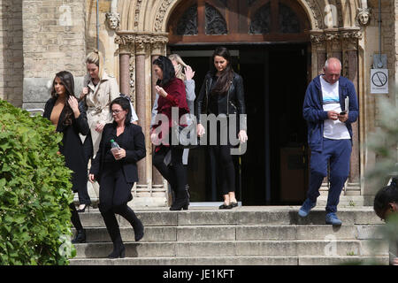 Les amis et les parents d'Arthur Collins (l'ancien petit ami de TOWIE star Fearn McCann) laisser cour après l'affaire a été reportée à octobre comprend : des amis/parents d'Arthur Collins Où : London, Royaume-Uni Quand : 22 mai 2017 Source : WENN.com Banque D'Images