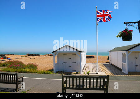 Ciel bleu au-dessus des cabines de plage dans le Kent Banque D'Images