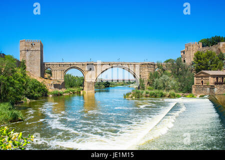 Saint Martin pont médiéval sur la rivière Tajo à Tolède, Castille la Manche, Espagne Banque D'Images