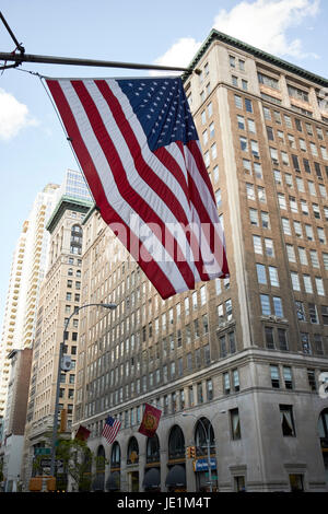 Drapeau américain à partir d'un bâtiment sur la 5e Avenue, New York City USA Banque D'Images