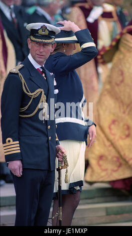 Le Prince et la princesse de Galles après avoir assisté à un service en commémoration du 50e anniversaire de la bataille de l'Atlantique, à la Cathédrale de Liverpool. Banque D'Images