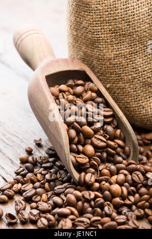 Les grains de café torréfié dans scoop en bois Banque D'Images