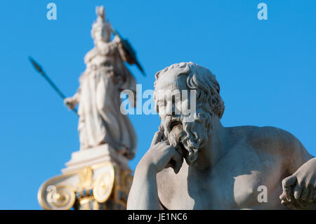 La statue de Socrate d'un côté avec la statue d'Athéna au-dessus et à l'arrière Banque D'Images