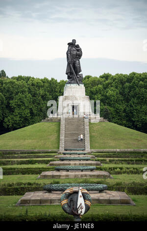 Berlin. L'Allemagne. Monument commémoratif de guerre soviétique en parc de Treptow, commémore les soldats soviétiques qui sont tombés dans la bataille de Berlin, avr-mai 1945. (1949) construit à t Banque D'Images