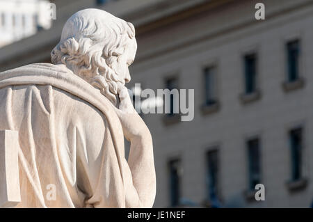 La statue de Socrate à partir de l'arrière Banque D'Images