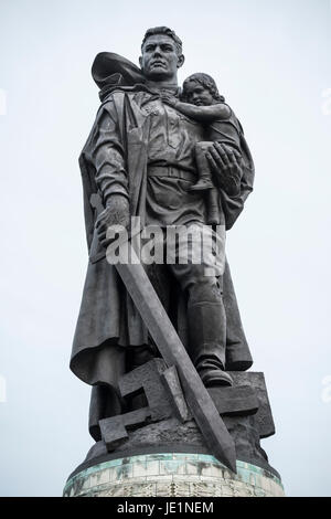 Berlin. L'Allemagne. Monument commémoratif de guerre soviétique en parc de Treptow, commémore les soldats soviétiques qui sont tombés dans la bataille de Berlin, avr-mai 1945. Banque D'Images