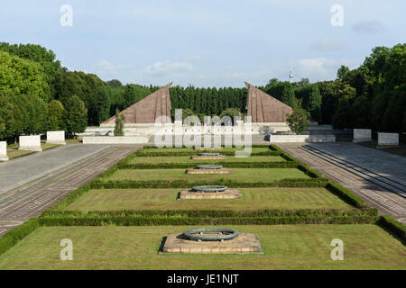 Berlin. L'Allemagne. Monument commémoratif de guerre soviétique en parc de Treptow, commémore les soldats soviétiques qui sont tombés dans la bataille de Berlin, avr-mai 1945. Banque D'Images