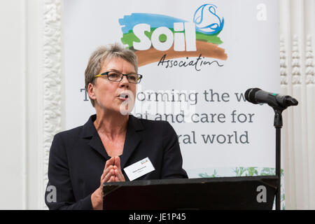 Londres, Royaume-Uni. 22 juin 2017. Helen Browning, chef de l'exécutif de la Soil Association. Le Prince Charles, le Prince de Galles, Patron de la Soil Association, assiste à une réception avec des partisans du mouvement des aliments biologiques pour marquer son 70e anniversaire. La Soil Association fait la promotion de la santé, humaine et l'alimentation durable, l'agriculture et de l'utilisation des terres. Banque D'Images