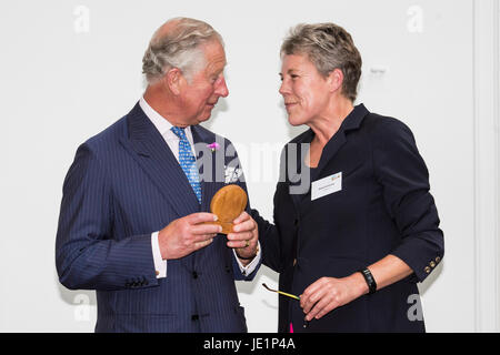 Londres, Royaume-Uni. 22 juin 2017. Le Prince de Galles reçoit un prix d'excellence de Helen Browning, chef de l'exécutif de la Soil Association. Le Prince Charles, le Prince de Galles, Patron de la Soil Association, assiste à une réception avec des partisans du mouvement des aliments biologiques pour marquer son 70e anniversaire. La Soil Association fait la promotion de la santé, humaine et l'alimentation durable, l'agriculture et de l'utilisation des terres. Banque D'Images