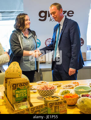 Les libéraux démocrates, Tim Farron et Vince Cable visiter le QG de brouter, l'une des 100 sociétés à croissance la plus rapide au Royaume-Uni, et également sur l'avenir 50 Liste des entreprises top tech. Avec : Tim Farron Où : London, Royaume-Uni Quand : 22 mai 2017 Credit : Wheatley/WENN Banque D'Images